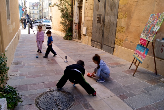 Jeux d'enfants dans une ruelle à Marseille. Crédits photo : Isabelle Artus